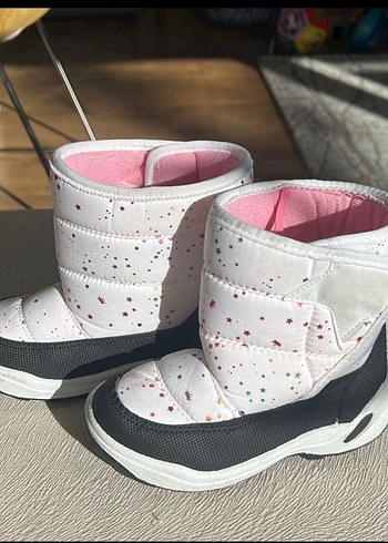 27 Beden Kız Çocuk Beyaz Renkli Bağcıksız Bot