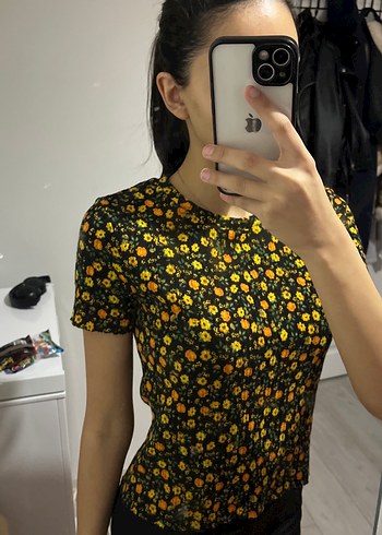 Sarı Çiçek Desenli Kısa Kollu Crop Top - Görsel 3