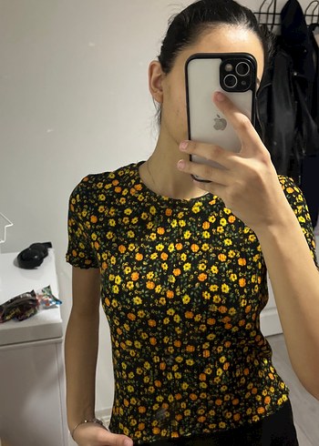 Sarı Çiçek Desenli Kısa Kollu Crop Top - Görsel 2