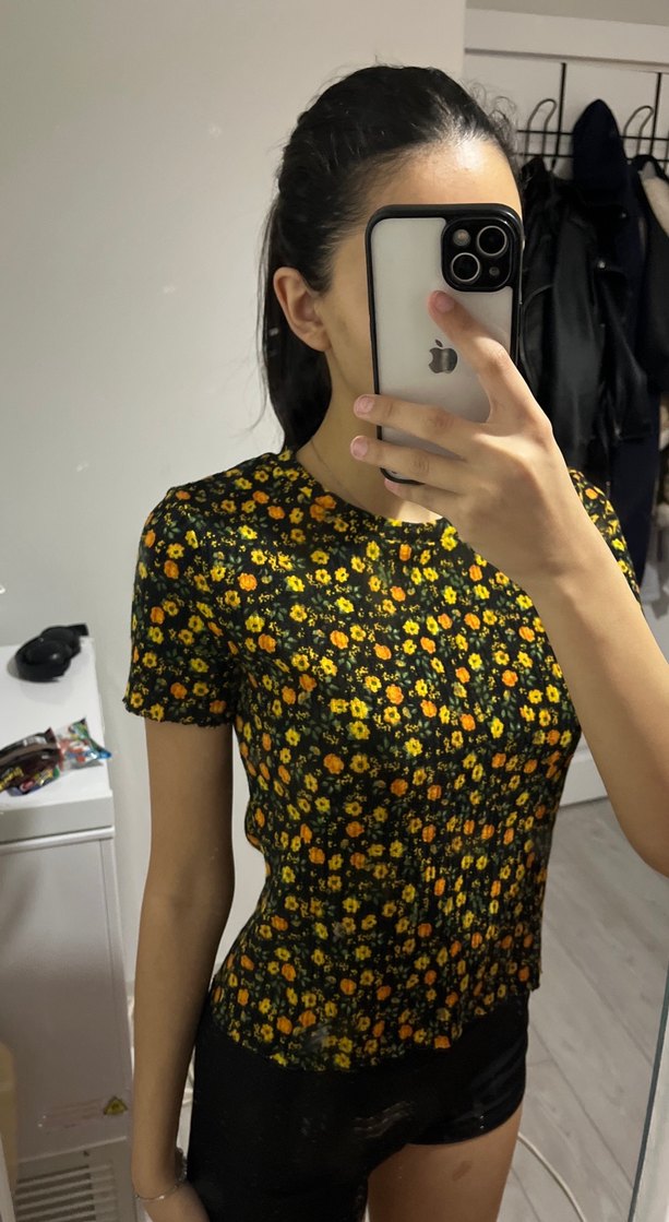 Sarı Çiçek Desenli Kısa Kollu Crop Top - Görsel 3