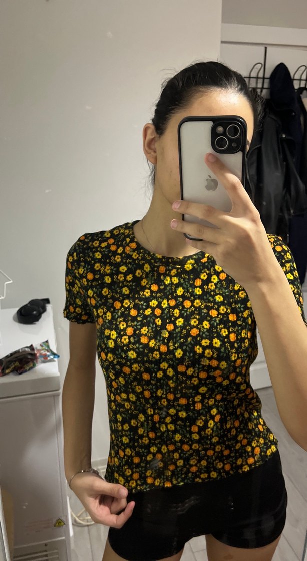 Sarı Çiçek Desenli Kısa Kollu Crop Top - Görsel 2