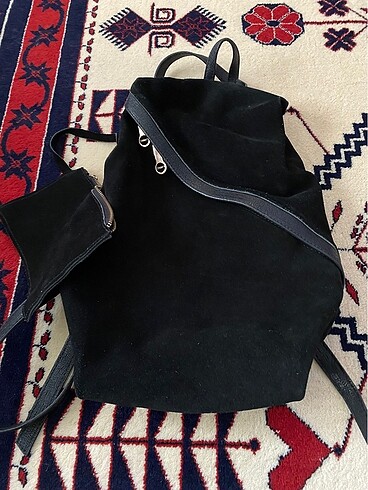 Siyah süet sırt çantası