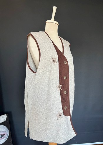 Düğmeli Nakışlı Bej Kadın Yelek - Görsel 3