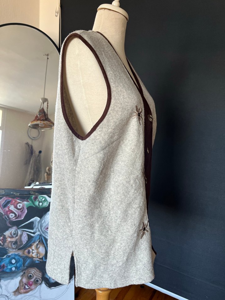 Düğmeli Nakışlı Bej Kadın Yelek - Görsel 4