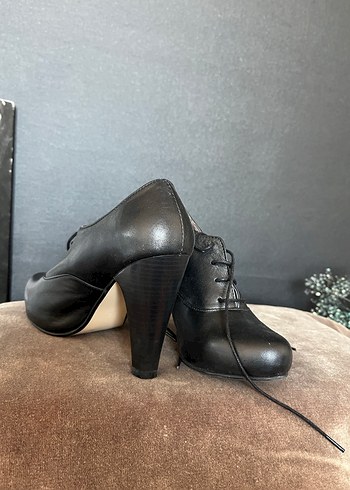 Siyah Deri Topuklu Klasik Kadın Ayakkabı - Görsel 3