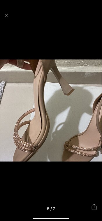 Gold taşlı nude ayakkabı topuklu ten rengi