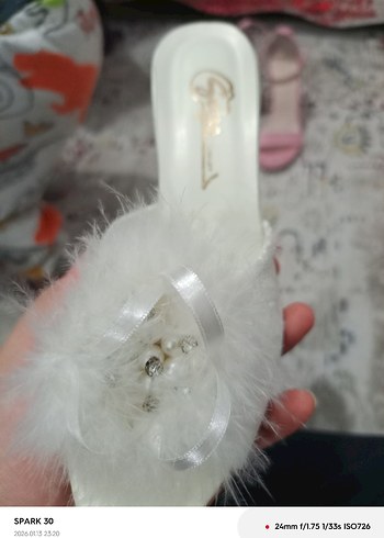 Beyaz Tüylü Dolgu Topuklu Kadın Terlik - Görsel 5