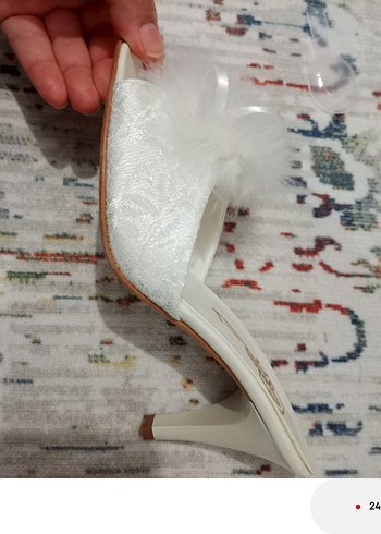 Beyaz Tüylü Dolgu Topuklu Kadın Terlik - Görsel 4