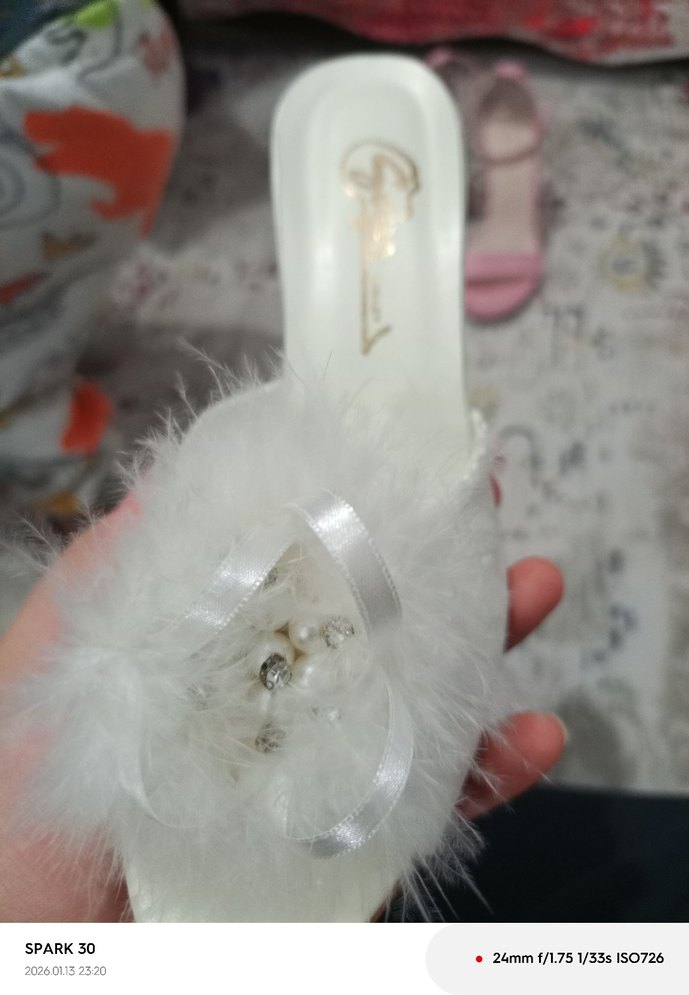 Beyaz Tüylü Dolgu Topuklu Kadın Terlik - Görsel 5