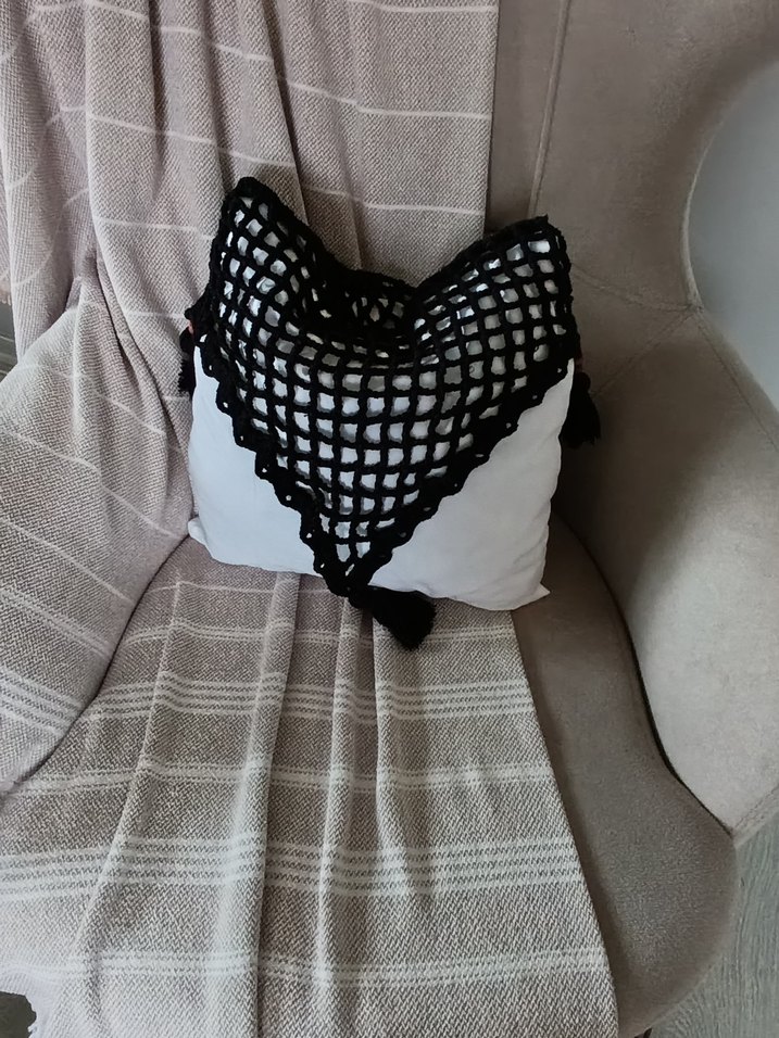 Tığ işi Siyah Örgü Kırlent Kılıfı - Görsel 4