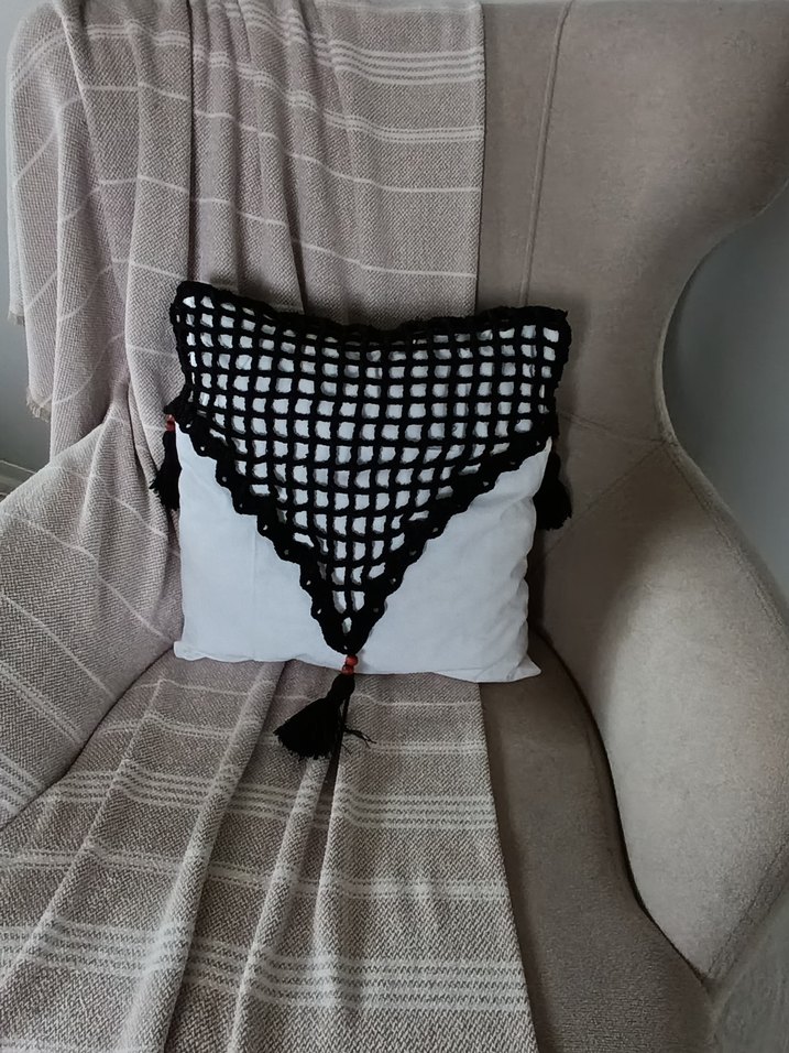Tığ işi Siyah Örgü Kırlent Kılıfı - Görsel 2