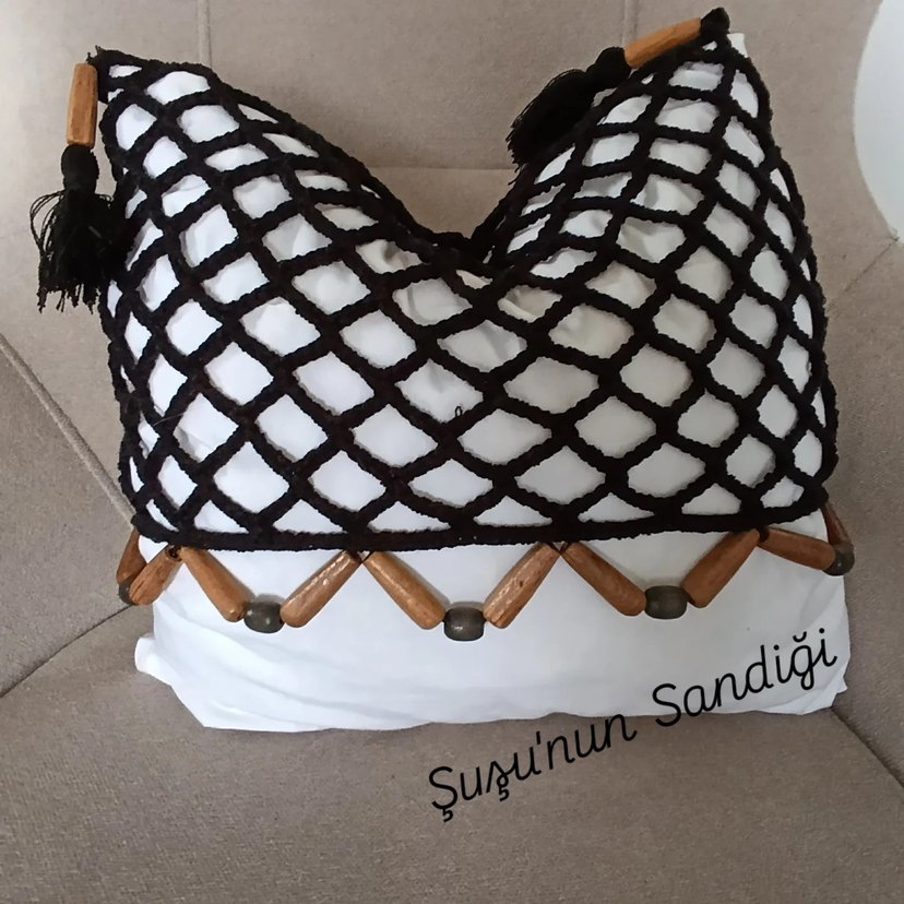 Siyah Tığ İşi Örgü Kırlent Kılıfı - Görsel 3