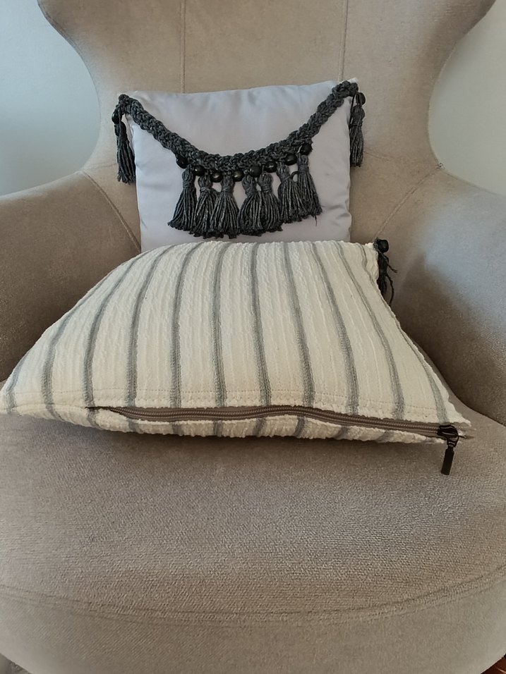 Bohem Gri Tığ İşi Püsküllü Kırlent Kılıfı 2 li Takım - Görsel 3