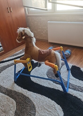 Adam Oyuncak zıplayan pilli at