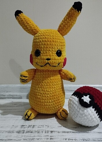 Pikachu ve Poke Topu 