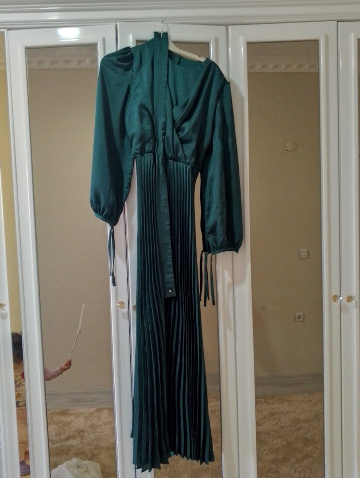 Parlak Yeşil V Yaka Uzun Pilili Elbise abiye - Görsel 2