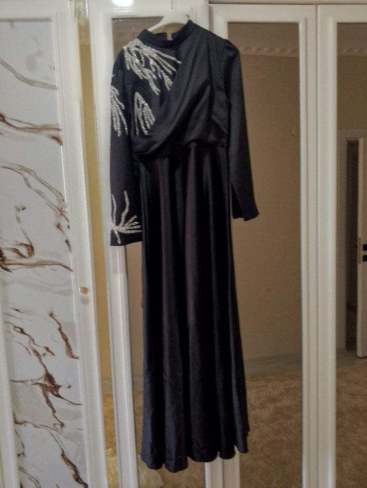 siyah tek omuz işlemeli saten sık abiye - Görsel 3