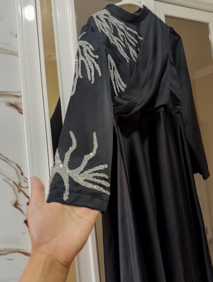 siyah tek omuz işlemeli saten sık abiye - Görsel 2