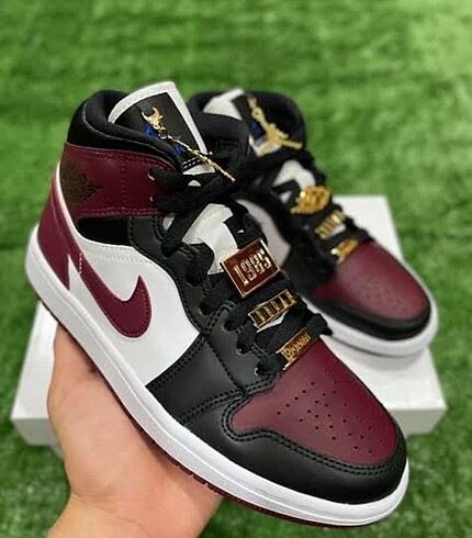 Nike Air Jordan 1 MID Beetroot