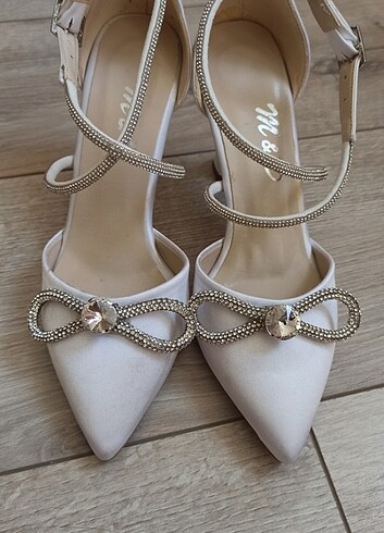 Beyaz saten taşlı ayakkabı 