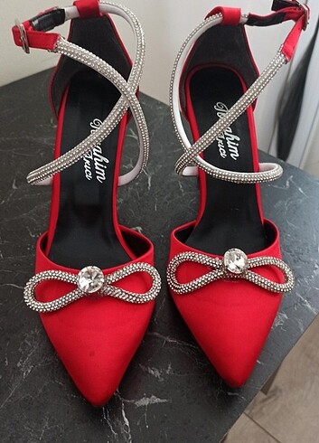 Kırmızı saten taşlı ayakkabı 