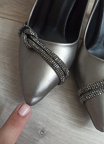 Metalik taş düğümlü topuklu ayakkabı 