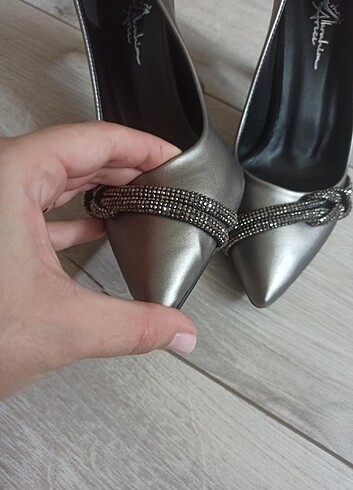 Metalik düğümlü taşlı topuklu ayakkabı 