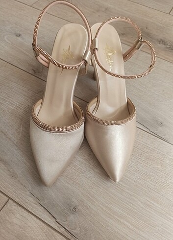 Ten rengi Gold taşlı topuklu ayakkabı 