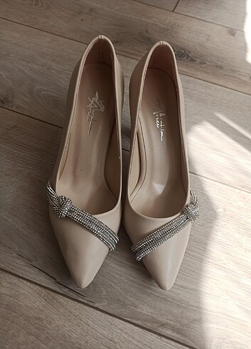 Düğümlü taşlı topuklu ayakkabı 