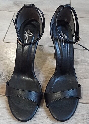 Siyah bantlı topuklu ayakkabı 