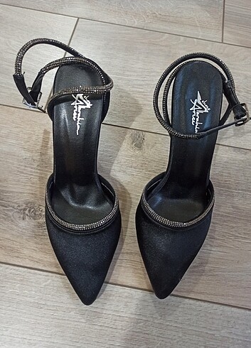 Siyah saten taşlı topuklu ayakkabı 