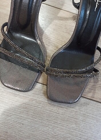 38 Beden gri Renk Antrasit taşlı topuklu ayakkabı 