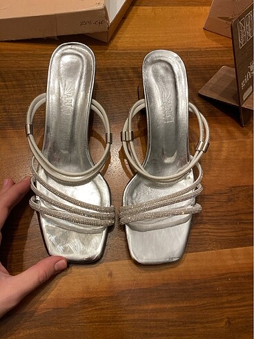 Gümüş taşlı sandalet