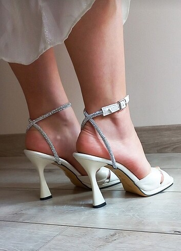 Topuklu kırık beyaz taşlı ayakkabı 
