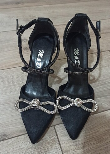 Siyah saten fiyonk taşlı topuklu ayakkabı 