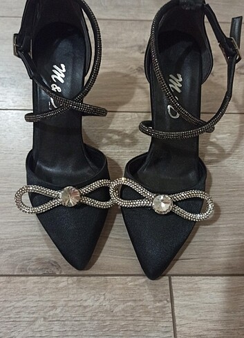Siyah saten fiyonk taşlı topuklu ayakkabı 