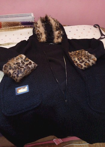 Kürk Detaylı Siyah Kapüşonlu Kadın Ceket - Görsel 2