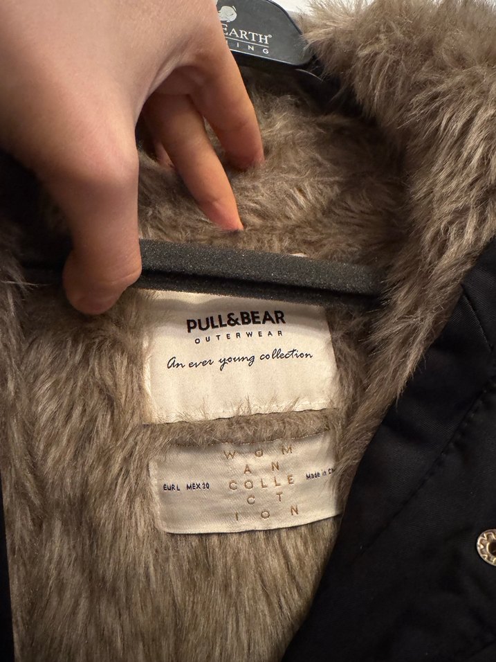 PULL&BEAR Siyah Kürklü Kış Montu - Görsel 4