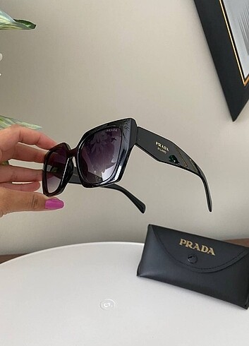 Prada güneş gözlüğü 