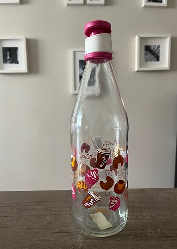 Pembe su şişesi