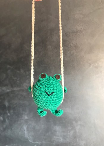 Salıncakta sallanan örgü kurbağa& charm