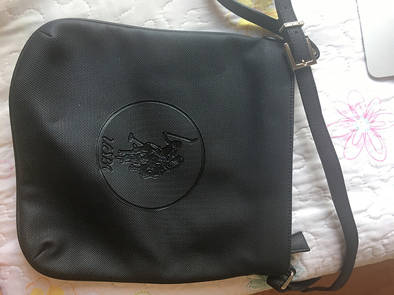 Siyah askılı kol çantası
