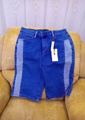 Kadın Mavi Denim Mini Şort etiket yarı fiyatına