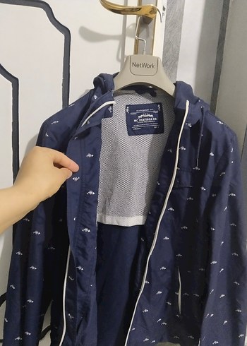 Erkek Mavi Baskılı Kapüşonlu Yağmurluk - Görsel 2