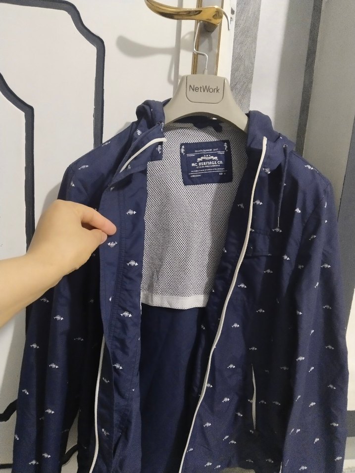 Erkek Mavi Baskılı Kapüşonlu Yağmurluk - Görsel 2