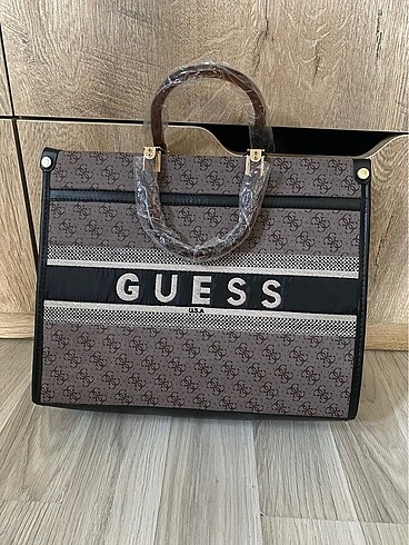 Etiketli Guess tote askılı çanta