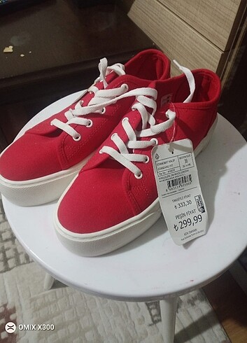 Kırmızı keten ayakkabı