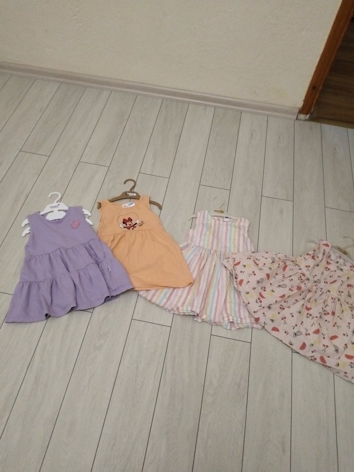 Kızlar için pastel renkli kolsuz fırfırlı elbise - Görsel 2