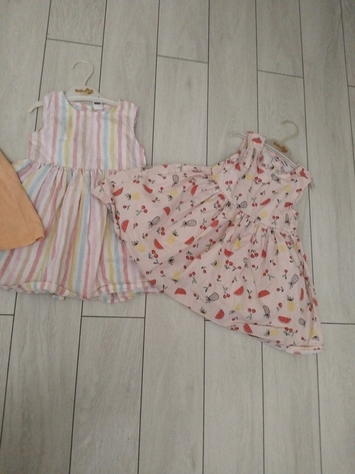 Kızlar için pastel renkli kolsuz fırfırlı elbise - Görsel 3