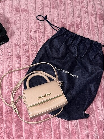Tommy hilfiger mini el çantası - çıkarılabilir uzun askılı çapra